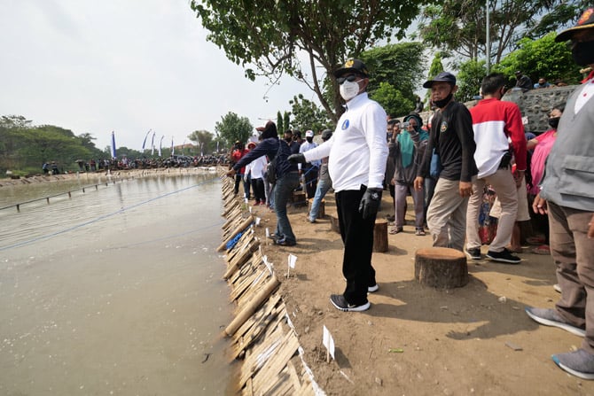 Kegiatan Mancing Merdeka di Bantaran Kali digelar sehari sebelum peringatan HUT ke-75 Kemerdekaan RI guana menggerakkan perekonomian masyarakat. Pemkot mengisi kolam pancing tersebut dengan ikan sebanyak 1 ton. Foto:WS Hendro/Diskominfo Kota Madiun for Ja - Image