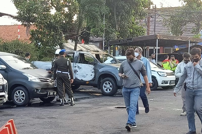 Personel TNI Polri mengawal keamanan di Mapolsek Ciracas, Jalan Raya Bogor, Jakarta Timur, Sabtu (29/8/2020), usai insiden penyerangan oleh sekelompok orang yang tidak dikenal. (ANTARA/Andi Firdaus). - Image