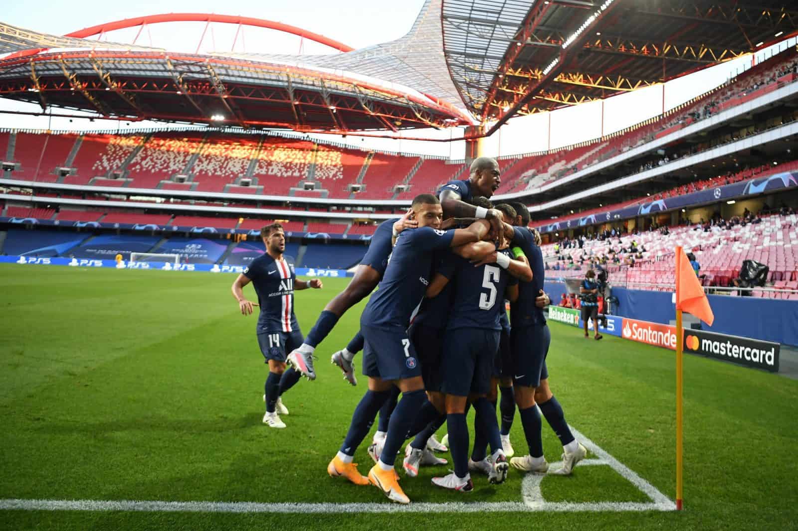 DAVID RAMOS/POOL/AFP SEJARAH: Pemain PSG merayakan gol pertama yang dicetak Marquinhos (nomor 5) ke gawang RB Leipzig dalam semifinal Liga Champions di Estadio da Luz kemarin (19/8). - Image