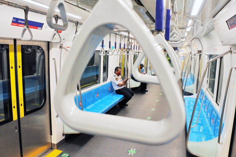 Penumpang menunggu MRT di Stasiun Bundaran HI, Jakarta, Senin (03/08/2020). Mulai hari ini MRT Jakarta beroperasi normal sampai jam 22.00 WIB untuk antisipasi penumpukan penumpang. Hanung Hambara/Jawa Pos - Image