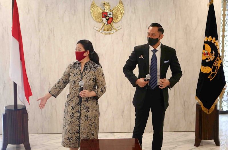 Ketua DPR Puan Maharani (kiri) bersama Ketua Umum Partai Demokrat Agus Harimurti Yudhoyono usai melakukan pertemuan tertutup di ruang pimpinan DPR, Gedung Nusantara III, Senayan, Jakarta, Kamis (6/8/2020). Puan dan AHY bersilaturahmi membahas mengenai pen - Image