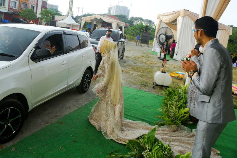 Pasangan mempelai bersama keluarga saat menyapa tamu undangan pada acara resepsi pernikahan secara - Image