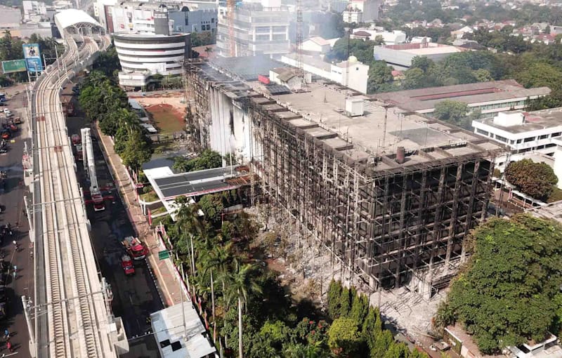 Foto udara gedung utama Kejaksaan Agung setelah terbakar di Jakarta, Minggu (23/8/2020). Kebakaran gedung Kejagung berhasil dipadamkan setelah petugas damkar bejibaku menjinakkan api selama 11 jam dengan menerjunkan sebanyak 65 unit mobil damkar serta ken - Image