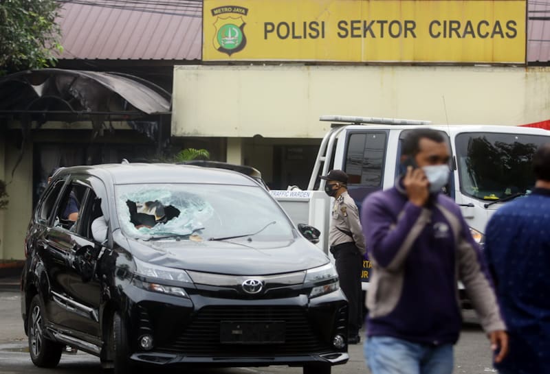 Petugas membawa mobil yang rusak akibat penyerangan di Polsek Ciracas, Jakarta, Sabtu, (29/8/2020). Markas Kepolisian Sektor Ciracas diserang sekelompok orang yang tidak dikenal pada Sabtu 29 Agustus dini hari. Para penyerang merusak dan membakar sejumlah - Image