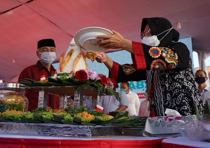 Wali Kota Surabaya Tri Rismaharini potong tumpeng usai meresmikan plasa atas Alun-Alun Surabaya bertepan HUT ke-75 RI di Balai Pemuda, Kota Surabaya, Jatim, Senin (17/8). Humas Pemkot Surabaya/Antara - Image