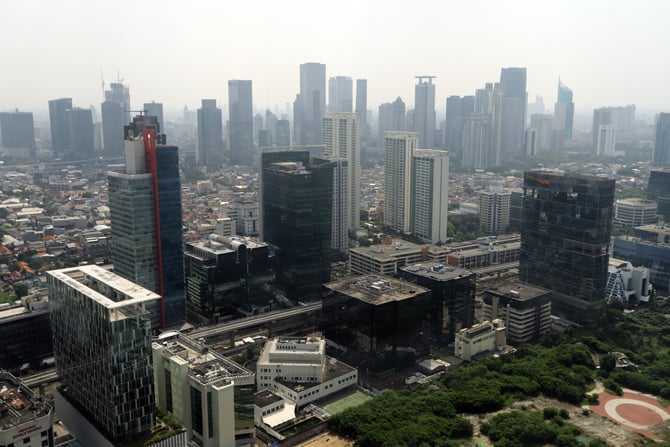 Suasana gedung-gedung perkantoran di kawasan Kuningan, Jakarta, Rabu (19/8/2020). Menteri Koordinator (Menko) Bidang Perekonomian Airlangga Hartarto memprediksi perekonomian Indonesia selama 2020 tumbuh minus 0,49 persen sebagai dampak pandemi COVID-19. F - Image