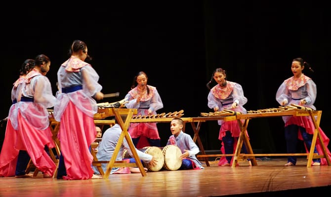 KHAS DAERAH: Ratusan anak yang berasal dari 28 provinsi mengikuti Konser Karawitan Anak Indonesia (KKAI) di Gedung Kesenian Jakarta pada 19–21 April 2019. (Kemendikbud for JawaPos.com) - Image