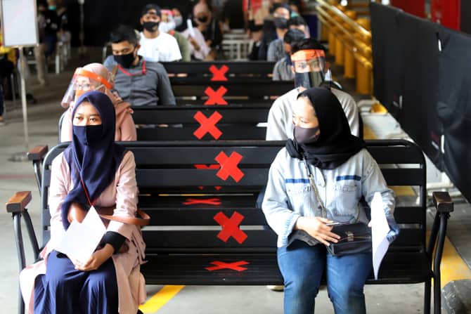 Sejumlah karyawan tenant Mal AEON antre untuk mengikuti tes cepat (rapid test) COVID-19 di Mal AEON, Kabupaten Tangerang, Banten, Jumat (7/8/2020). Pihak Mal AEON melakukan penyemprotan cairan disinfektan dan tes cepat (rapid test) bagi karyawannya serta - Image