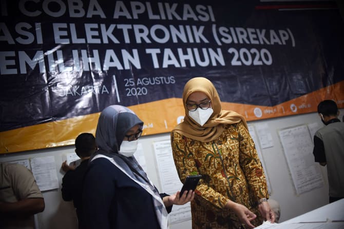 Sejumlah petugas melakukan simulasi rekapitulasi secara elektronik Pemilihan Kepala Daerah (Pilkada) serentak 2020 di Komisi Pemilihan Umum (KPU), Jakarta, Selasa (25/8/2020). KPU berencana akan menggunakan rekapitulasi digital dalam Pilkada 2020 untuk me - Image
