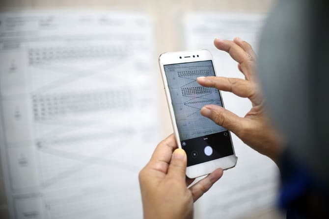 Sejumlah petugas melakukan simulasi rekapitulasi secara elektronik Pemilihan Kepala Daerah (Pilkada) serentak 2020 di Komisi Pemilihan Umum (KPU), Jakarta, Selasa (25/8/2020). KPU berencana akan menggunakan rekapitulasi digital dalam Pilkada 2020 untuk me - Image