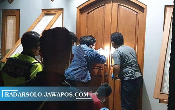 Kepolisian saat berada di lokasi rumah dugaan pembunuhan satu keluarga di Desa Duwet, Kecamatan Baki, Jumat (21/8) malam. (Iswara Bagus Novianto/Radar Solo) - Image