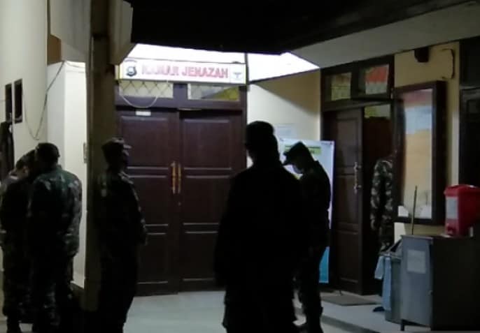 Anggota TNI di depan kamar jenazah RS Bhayangkara Kendari, menunggu hasil otopsi jenazah Serda Rusdi, Rabu (19/8) malam. Harianto/Antara - Image