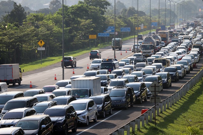 Antrean kendaraan saat hendak keluar tol Jagorawi menuju jalur Puncak di Bogor, Jawa Barat, Sabtu (22/8/2020). Sebelumnya jalur menuju kawasan Puncak, Kabupaten Bogor, Jawa Barat sudah mulai dipadati kendaraan sejak Jumat (21/8/2020) malam. Kawasan Puncak - Image