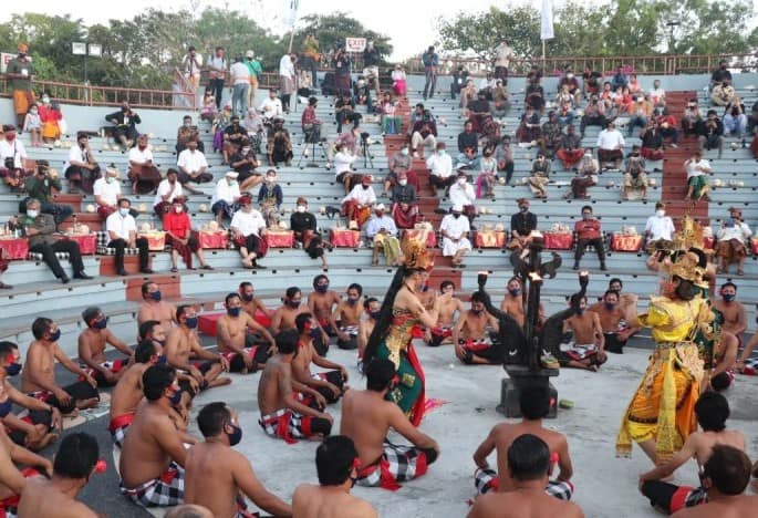 Protokol kesehatan diterapkan dalam pentas Tari Kecak di Uluwatu, Kuta Selatan, Kabupaten Badung, Bali, pada Sabtu (22/8). Antara - Image