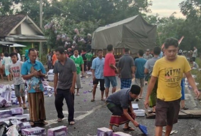 Sisa-sisa kecelakaan beruntun di Jalan Raya Jember–Banyuwangi, Desa Sempolan, Kecamatan Silo, Kabupaten Jember, Jawa Timur, Kamis (13/8) petang. Polsek Sempolan/Antara - Image