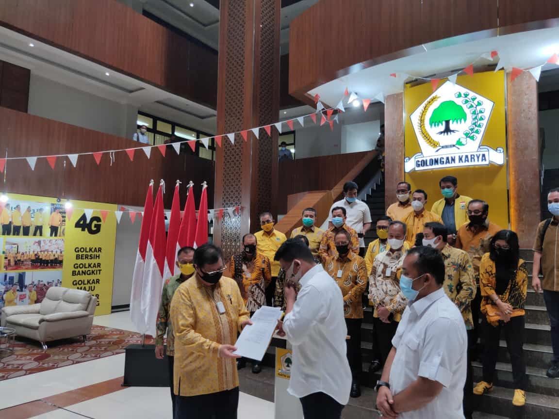 Ketum Golkar Airlangga Hartarto menyerahkan surat rekomendasi kepada Bobby Nasution untuk Pilwali Medan. (Istimewa) - Image