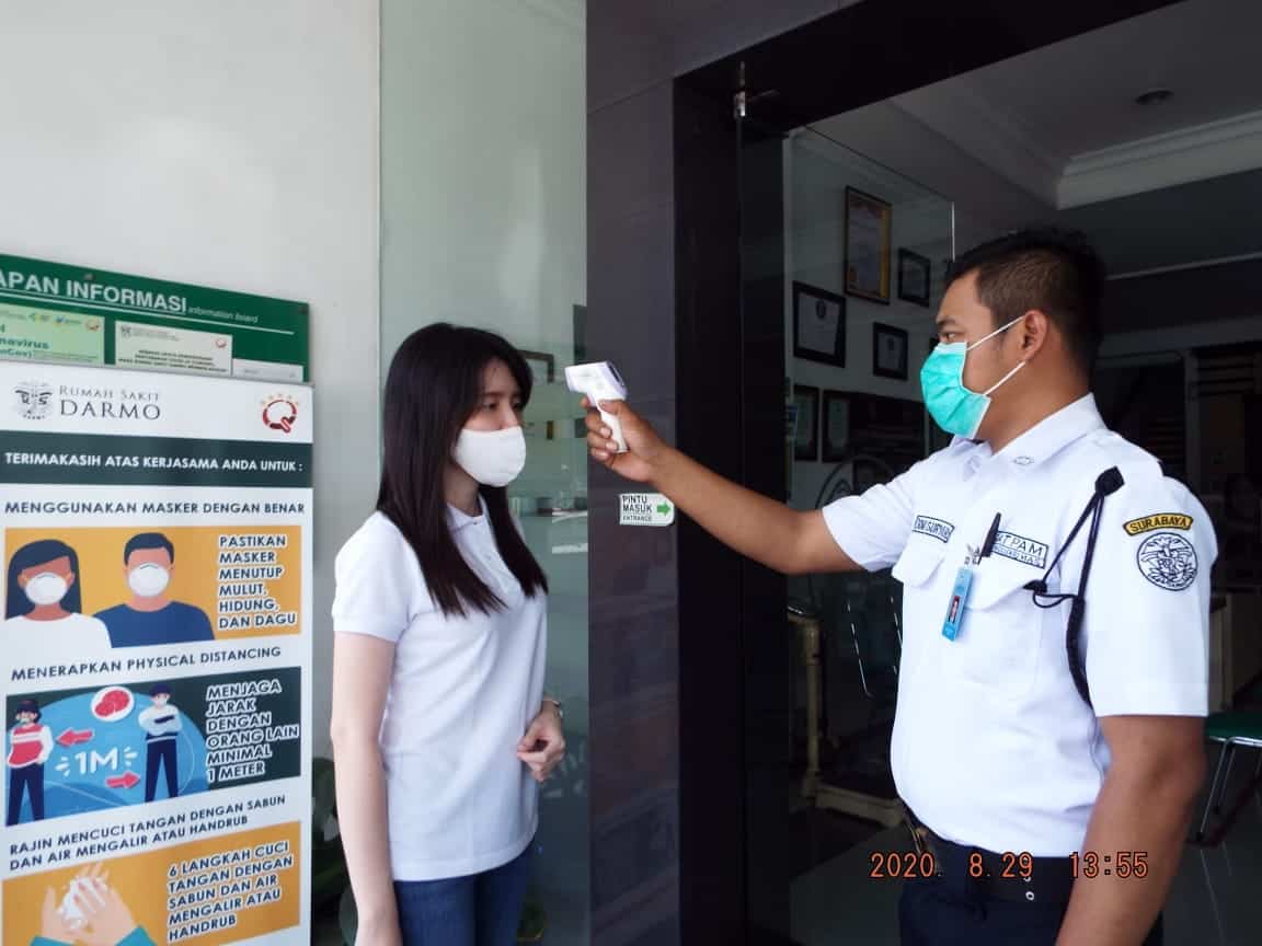 LANGKAH PENGAMANAN: RS Darmo menerapkan protokol kesehatan demi mengurangi risiko persebaran Covid-19 kepada pasien, pengunjung, petugas medis, serta nonmedis. (For JawaPos.com) - Image