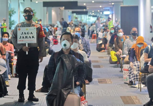 Penumpang menunggu proses pengecekan dokumen dan mengecek saturasi serta suhu tubuh di Terminal 3, Bandara Soekarno-Hatta, Tangerang, Senin (31/08/2020). Berbagai langkah dilakukan Satgas Covid-19 terutama bagi mereka yang datang dari luar negeri. Hanung - Image