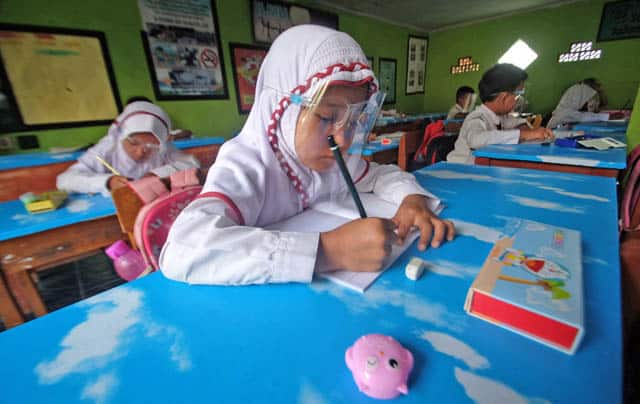 Hari Pertama Belajar Tatap Muka : Pelajar asik ikuti belajar tatap muka dihari pertama di SDN Curug, Jalan Raya Petir, Kecamatan Curug, Kota Serang, Selasa (18/8/2020). Meski kasus covid-19 terus bertambah, pemerintah Kota Serang masih memaksakan sekolah - Image