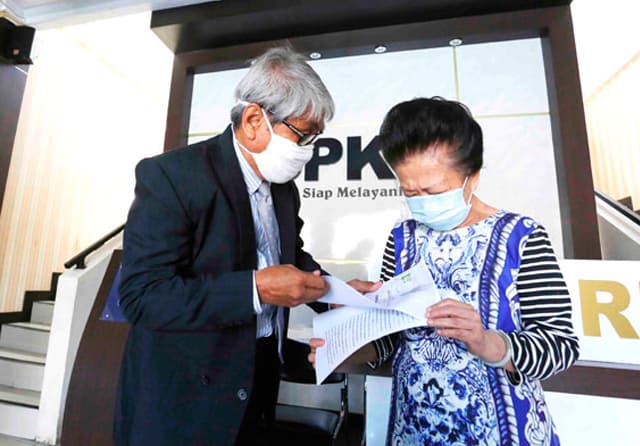 KASUS BARU: Trisno Hardani dan Mariani melaporkan kasus dugaan penipuan di Mapolda Jatim, Kamis (13/8). (Guslan Gumilang/Jawa Pos) - Image