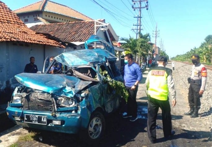 Kondisi mobil korban yang ringsek tertabrak kereta api di Sidoarjo, Jatim, Senin (17/8). Antara - Image