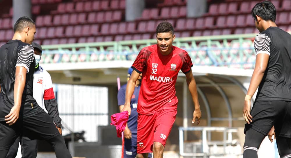 JADI SOROTAN: Junior Rodrigo Santos menjalani latihan bersama Madura United di Stadion Gelora Bangkalan, Jumat (21/8). (ANGGER BONDAN/JAWA POS) - Image