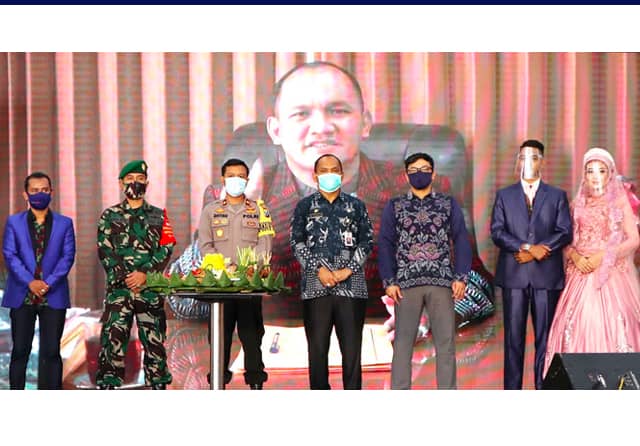 TETAP PRODUKTIF: Kepala Disbudpar Gresik Agustine H. Sinaga (empat dari kanan), Wakapolres Kompol Dhyno Indra Setyadi, dan beberapa undangan menghadiri pembukaan Serba-serbi Manten Expo 2020, Kamis (27/8). (Chusnul Cahyadi/Jawa Pos) - Image