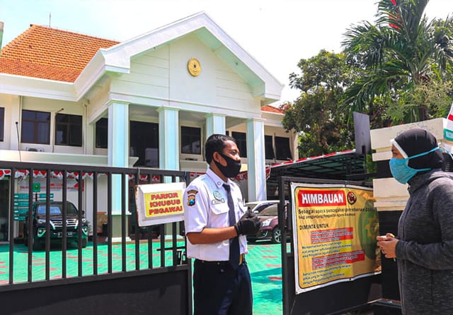PEMBATASAN: Pengadilan Agama Surabaya membuka sebagian pelayanan di luar gedung hari ini. Agar tidak terjadi kerumunan, sehari PA hanya melayani 30 orang. (Dimas Maulana/Jawa Pos) - Image