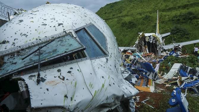 TERBELAH DUA: Pesawat Air India Express terbelah dua setelah jatuh di Bandara Internasional Calicut, Kerala, India. (AFP via Channel News Asia) - Image