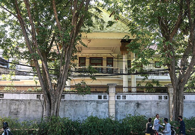 GARA-GARA UTANG: Rumah di Jalan Kertajaya Indah Timur nomor 155-157 yang menjadi sengketa di Pengadilan Negeri Surabaya. (Dimas Maulana/Jawa Pos) - Image