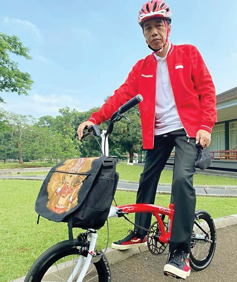 WARNA MERAH PUTIH: Presiden Jokowi menaiki salah satu sepeda lipat Kreuz. (CAPTURE IG JOKOWI) - Image