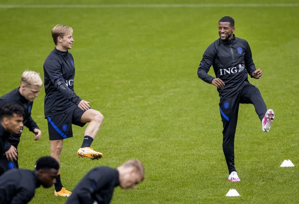 Frenkie de Jong and Georginio Wijnaldum take part in a training session of the Dutch national football team in preparation for the Nations League match against Poland, on September 3, 2020 in Zeist. (Photo by Koen van Weel / ANP / AFP) / Netherlands OUT - Image