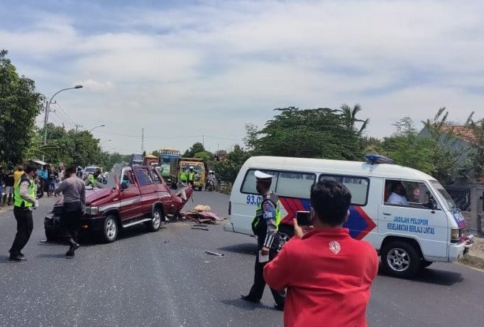 Polisi saat mengevakuasi kecelakaan lalu lintas di Jalan Tuban–Bancar Km 12–13 Dusun Bogang, Desa Beji, Kecamatan Jenu, Kabupaten Tuban, Senin (7/9). PT Jasa Raharja Jatim/Antara - Image