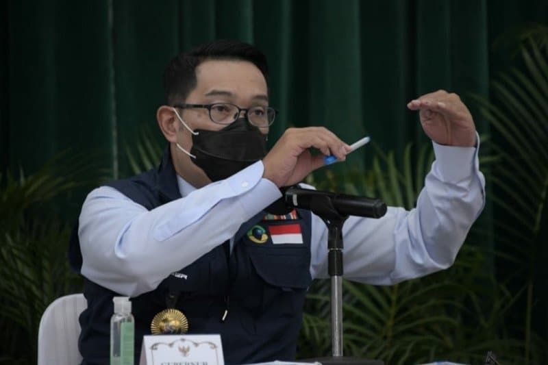 Gubernur Jabar Ridwan Kamil memberi penjelasan usai rapat mingguan Gugus Tugas Percepatan Penanggulangan Covid-19 Jabar di Gedung Sate, Kota Bandung, Senin (28/9). Humas Pemprov Jabar/Antara - Image