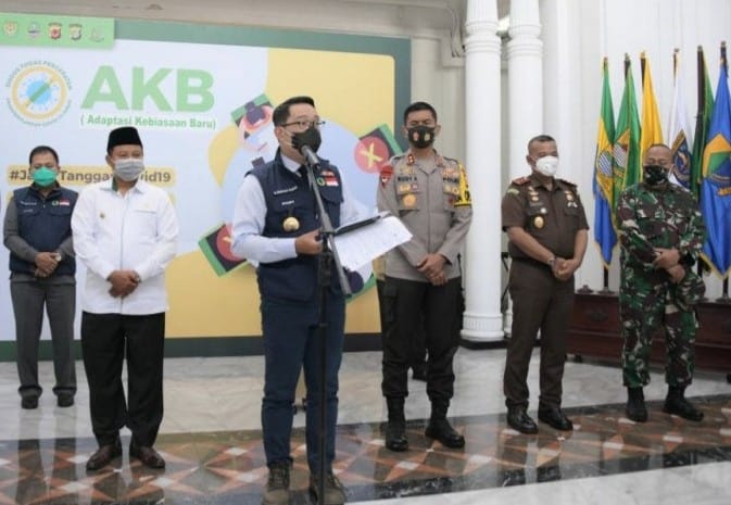 Gubernur Jabar Ridwan Kamil menyampaikan hasil rapat mingguan Gugus Tugas Percepatan Penanggulangan Covid-19 Jabar di Gedung Sate, Kota Bandung, Senin (28/9). Humas Pemprov Jabar/Antara - Image