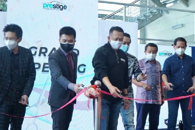 Ketua MPR RI Bambang Soesatyo saat meresmikan showroom Prestige Image Motorcars, salah satu penyedia Kendaraan Bermotor Lisrik (KBL) di Indonesia, Sabtu (5/9). - Image