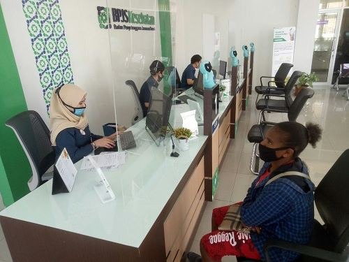 Nellq Sara (15) adalah salah satu peserta Penerima Bantuan Iuran – Jaminan Kesehatan (PBI JK) yang berkunjung ke Kantor BPJS Kesehatan Cabang Wamena untuk melakukan perbaikan data kepesertaan. - Image