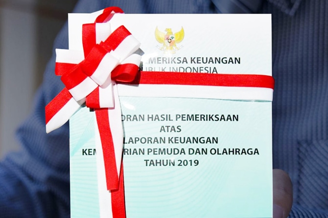 Menkeu RI Sri Mulyani Indrawati memberikan penghargaan kepada K/L dan Pemdakabkot yang berdasarkan penilaian BPK RI. Kemenpora RI memperoleh predikat WTP (Wajar Tanpa Perkecualian). - Image