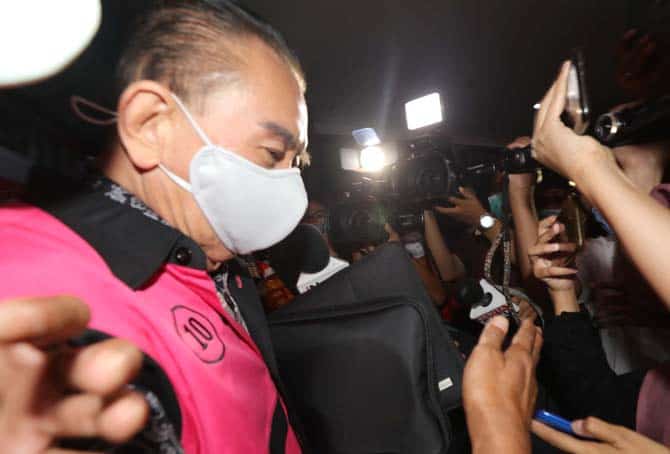Joko Soegiarto Tjandra alias Djoko Tjandra usai menjalani pemeriksaan di Gedung Bundar Jampidsus Kejagung, Kebayoran Baru, Jakarta, Kamis (25/9/2020). Usai diperiksa, Djoko Tjandra mengenakan rompi khas Jampidsus berwarna pink dan tangan diborgol. Pada sa - Image