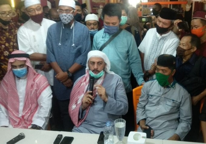 Syekh Ali Jaber saat berada di Kota Bandarlampung. Dian Hadiyatna/Antara - Image
