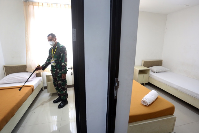 Koordinator Dokter Lapangan Rumah Sakit Darurat (RSD) wisma atlet Letkol Laut M Arifin meninjau sanara dan prasara di Tower 5 RSD wisma atlet, Kemayoran, Jakarta, Jumat (11/9/2020). Rencananya tower 5 di RSD wisma atlet akan segera dibuka untuk pasien pos - Image