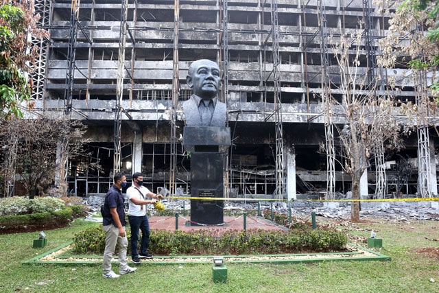 Petugas kepolisian membuka garis polisi yang terpasang di area Gedung Kejaksaan Agung RI yang terbakar, Jakarta, Kamis (17/9/2020). Tim Pusat Laboratorium Forensik (Puslabfor) Mabes Polri menyimpulkan bahwa sumber api dalam kebakaran yang melalap Gedung U - Image