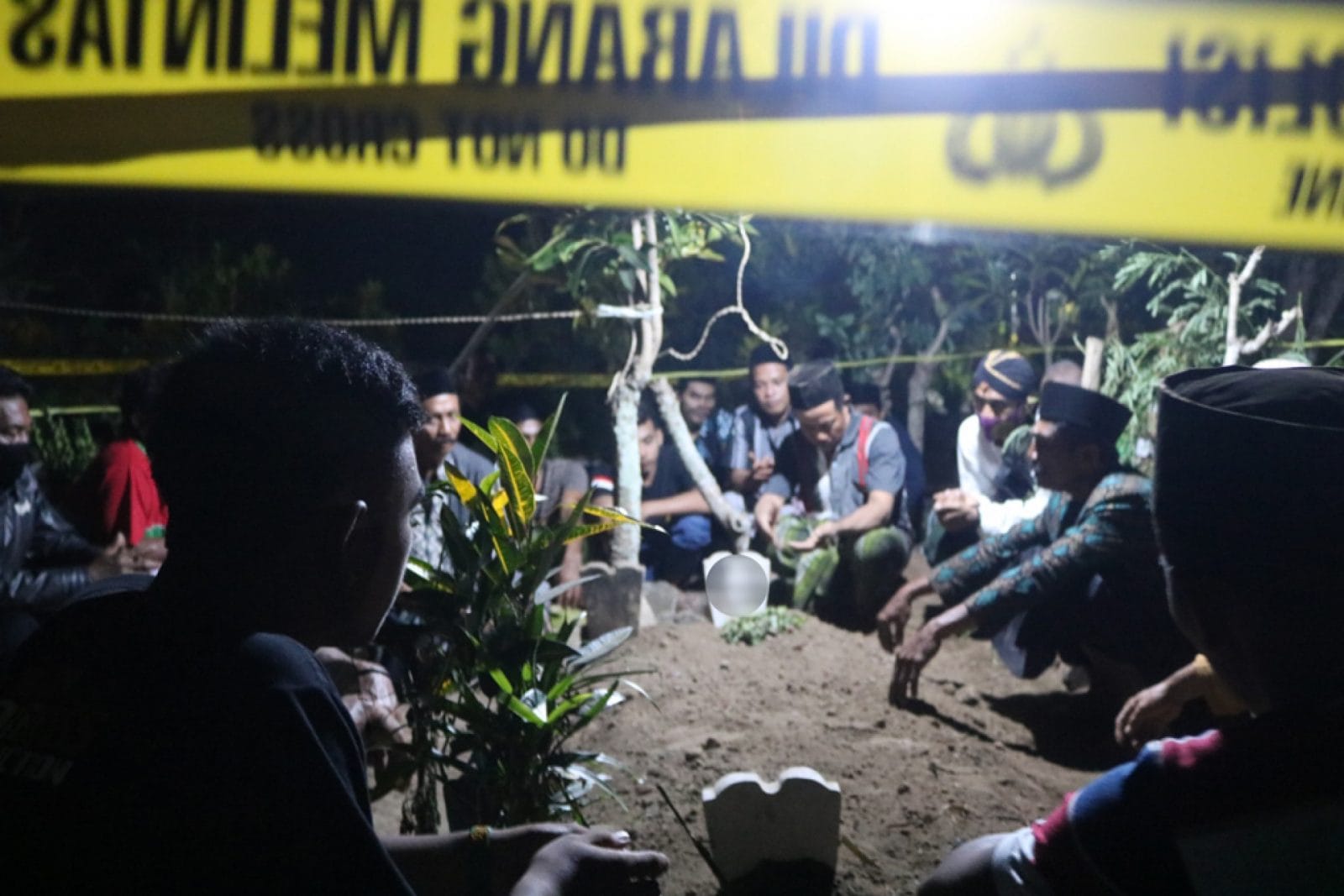 DIMAKAMKAN ULANG: Warga menguburkan kembali jenazah Anis, usai kuburannya dibongkar orang tak dikenal. - Image
