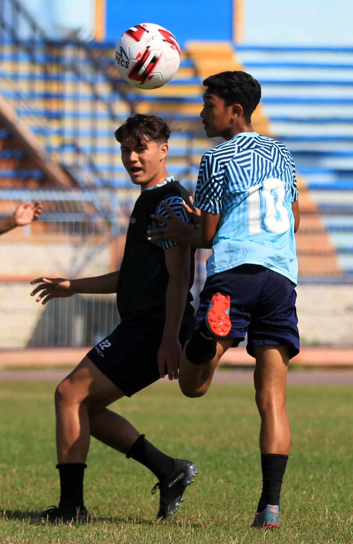 Nyoman Paul Aro (kiri) Anjar Dwi Pradipta/Jawa Pos Radar Lamongan - Image