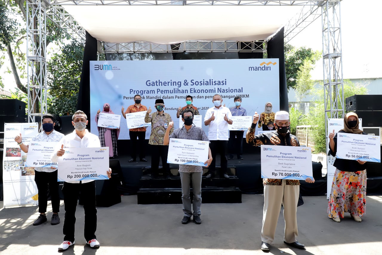 Bank Mandiri konsisten menyalurkan kredit produktif guna membangkitkan ekonomi dalam negeri yang terdampak pandemi covid-19. - Image