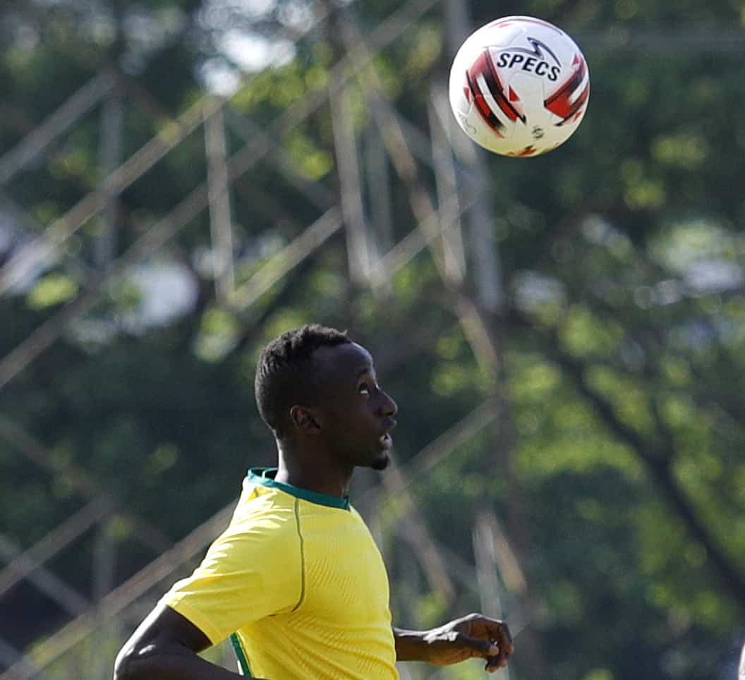 Makan Konate, kapten Persebaya melakukan pemanasan sebelum memulai latihan di Lapangan Unesa, Surabaya, kemarin (1/9). FOTO: Angger Bondan/Jawa Pos - Image