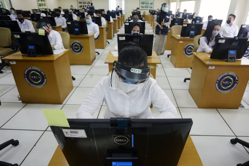 Peserta mengikuti Seleksi Kompetensi Bidang (SKB) berbasis Computer Assisted Test (CAT) untuk Calon Pegawai Negeri Sipil (CPNS) Kemenkumham dan Kementerian Agraria Tata Ruang/Badan Pertanahan Nasional (ATR/BPN), di Kantor BKN Regional VII Palembang, Sumat - Image