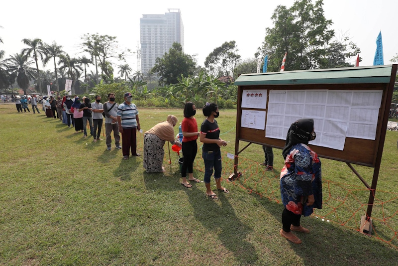 Warga mengikuti Simulasi Pemungutan Suara dengan Protokol Kesehatan Pencegahan dan Pengendalian COVID-19 pada Pilkada Serentak 2020, di TPS 18 Cilenggang, Serpong, Tangerang Selatan, Banten, Sabtu (12/9/2020). Simulasi ini dilaksanakan dengan tujuan untuk - Image