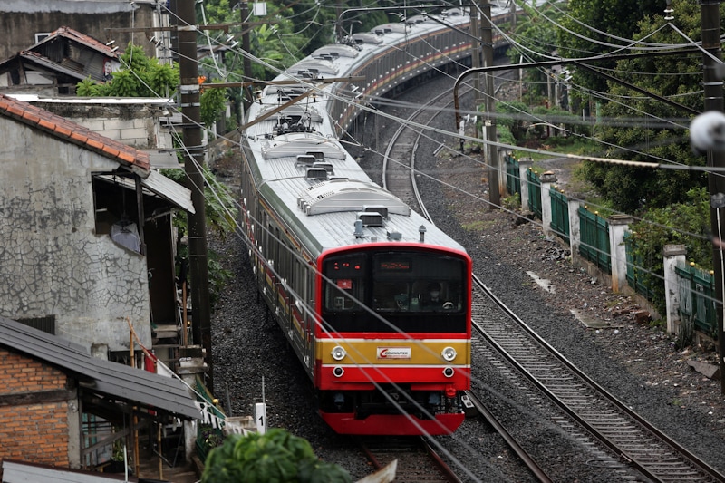 KRL Commuter Line melintas di kawasan Lenteng Agung, Jakarta, Minggu (20/9/2020). PT Kereta Commuter Indonesia akan menyesuaikan jam operasional KRL Commuter Line sehubungan dengan pemberlakuan PSBB di Jakarta. KRL Commuter Line beroperasi mulai pukul 04. - Image