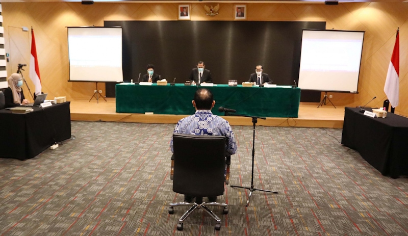 Ketua KPK Firli Bahuri bersiap menjalani sidang etik dengan agenda pembacaan putusan di Gedung ACLC KPK, Jakarta, Kamis (24/9/2020). Dewan Pengawas Komisi Pemberantasan Korupsi (Dewas KPK) memberikan hukuman ringan terhadap Ketua KPK Firli Bahuri terkait - Image